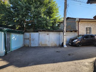 Участок с домом Яккасарайский район ( ориентир Саломатина ,)