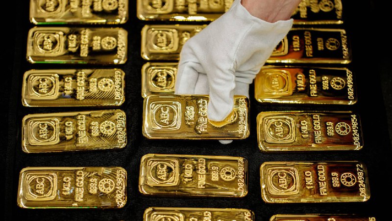 Americans believe real estate, gold are the best long-term investments. They're wrong, advisors say