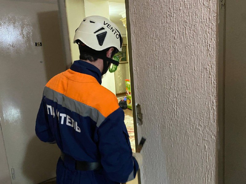 Двое детей остались совсем одни в запертой квартире в Дербенте фото