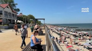 Аномальная европейская жара докатилась до Калининграда — больше 40 человек получили тепловой удар с 26 по 28 июня, когда столбик термометра доходил до +38°.Последние три дня регион называют новой Анапой — народ кинулся купаться в Балтийском море, пляжи заб