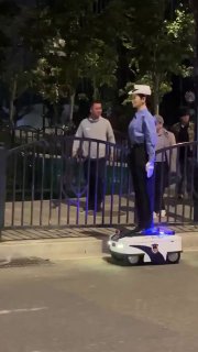 בשנחאי החלו שוטרי רובוטים לצאת לשירות לילה. תושבים מקומיים מודים שהסיורים המכניים נראים מפחידים. במיוחד אם…