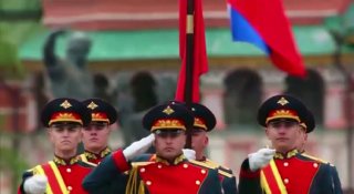 На Красной площади в Москве начался парад Победы. Его посетили лидеры восьми иностранных государств, включая Беларусь, Казахстан и Словакию.Ожидается, что парад продлится около часа. В этом году он проходит без колонны военной техники. Вместе с тем, в цент