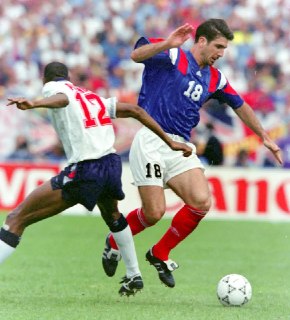 ⚽️ Французский бунтарь. Легендарному форварду Эрику Кантона — 60.Франция ненавидела жуткого монстра, жившего во вроде бы тихом и предпочитавшем одиночество виртуозе, который спокойно покидал командный ужин, чтобы запереться в комнате и слушать Моцарта.Но р