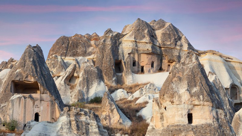 快看，这是沉积岩哦卡帕多西亚的童话烟囱和窑洞，土耳其 (© Storm Is Me/Shutterstock)