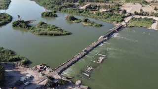 מראות תנועת כלי רכב והולכי רגל על גשר העפר בעיר דיר א-זור לאחר סיום עבודות התחזוקה והשיקום.