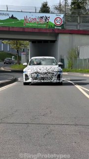 Готовящийся к выпуску седан Audi RS6 буксирует Audi RS6 Avant после некоторых те