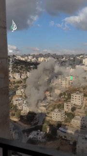 כוחות ישראל מפוצצים את בתיהם של מבצעי הפיגוע בחברון באזור עין דיר בהא במרכז חברון.