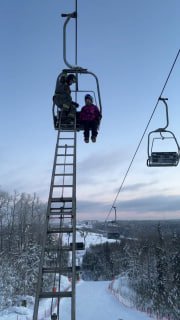 Около 50 человек застряли на подъемнике в подмосковном горнолыжном парке, сообщают спасатели. Инцидент на канатной дороге длиной 1100 метров произошел в деревне Степаново. По предварительным данным, причиной стал выход троса из ролика подъемника.Спасатели 