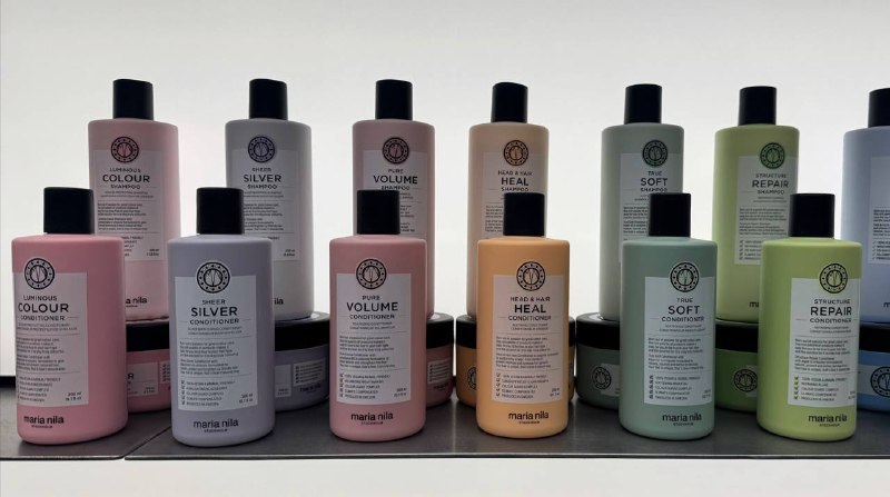 Поиски бренда косметики для мастерскойПобывала в офисе компании SENECA, чтобы познакомиться с их брендами. Для меня сейчас стоит задача — найти для своей мастерской бренд, который смог бы комплексно закрыть потребности клиентов: уход + стайлинг.На первый взгляд, это кажется просто, но на практике всё сложнее. Одни бренды отлично справляются с задачей «помыть и увлажнить», но их линейки по стайлингу очень ограничены. У других — широкий выбор укладочных средств и полноценный уход, но пока не уверена, насколько это соответствует моему стилю работы и запросам моих клиентов.Поэтому выбор требует времени и вдумчивости: — хочется качества, смыслов и стильную упаковку, которые будут органично работать в моей мастерской.Поиски бренда косметики для мастерскойПобывала в офисе компании SENECA, чтобы познакомиться с их брендами. Для меня сейчас стоит задача — найти для своей мастерской бренд, который смог бы комплексно закрыть потребности клиентов: уход + стайлинг.На первый взгляд, это кажется просто, но на практике всё сложнее. Одни бренды отлично справляются с задачей «помыть и увлажнить», но их линейки по стайлингу очень ограничены. У других — широкий выбор укладочных средств и полноценный уход, но пока не уверена, насколько это соответствует моему стилю работы и запросам моих клиентов.Поэтому выбор требует времени и вдумчивости: — хочется качества, смыслов и стильную упаковку, которые будут органично работать в моей мастерской.