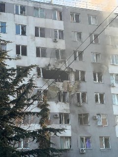В результате атаки на Одессу поврежден девятиэтажный дом, один человек погиб и шестеро пострадали, сообщают местные власти.