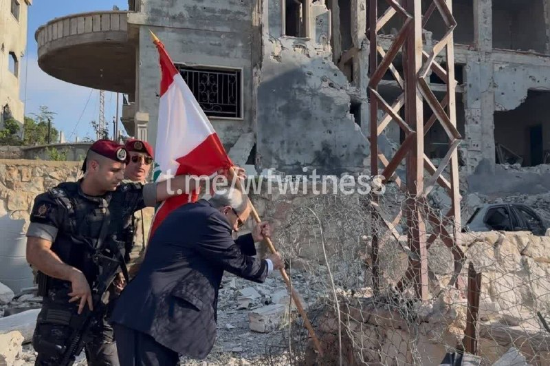 ️🇱🇧 ראש ממשלת לבנון נוטע את דגל לבנון בכיכר העיר לפני שהוא עוזב את העיירה.