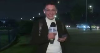 שוד כושל בשידור חי של קולומביה TV בבירת קולומביה, עיתונאי נמלט פעמיים מידיהם של גנבים רכובים על אופניים שני…