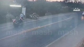 Учитель из России по неосторожности убил местного во время отдыха в Таиланде — толкнул его мопед под встречное. Туристу грозило до 10 лет тюрьмы, но он откупился за 3,3 млн рублей.ДТП в городе Канчанабури попало на видео: Денис и Людмила обгоняют притормоз