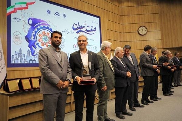 پایگاه خبری معدن نامه: انتخاب مهم در صنعت کرمان؛ فولاد سیرجان ایرانیان واحد نمونه شددر آیین بزرگداشت «روز صنعت و معدن» و هفته صنایع کوچک که روز