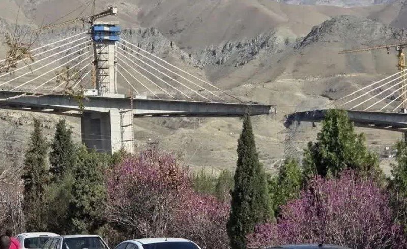پایگاه خبری عصر سبزوار: 🔺سرنوشت پل B۱ کرج به دست ۱۵ متخصص افتاد👤 هوشنگ بازوند، معاون وزیر راه و شهرسازی:🔹یک هیئت فنی متشکل از حدود ۱۵ مشاور و مت
