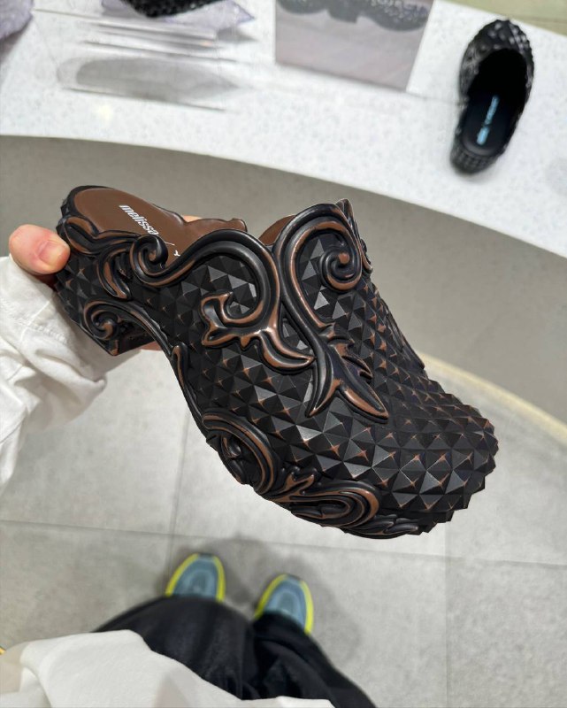 Шопинг Магазинов тьма, а меня как всегда потянуло на агли шузы… Не знаю какие выбрать для Питера. Это резина по кг каждый клог,коллаборации бренда Melissa и Y.Project / Marshall ColumbiaШопинг Магазинов тьма, а меня как всегда потянуло на агли шузы… Не знаю какие выбрать для Питера. Это резина по кг каждый клог,коллаборации бренда Melissa и Y.Project / Marshall Columbia