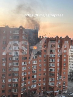 В Уфе после атаки беспилотников загорелся жилой домТакже начался пожар на заводе «Башнефть-Новойл». Глава Башкортостана заявил, что несколько беспилотников сбили на подлете к нефтеперерабатывающим заводам, обломки упали в промзону, пострадавших нет.
