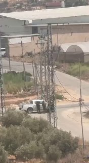 הכיבוש עוצר רכב סמוך לכניסה לכפר אבא בג'נין.