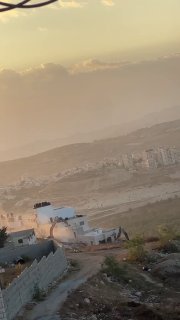 דחפורי כיבוש הרסו הבוקר בית בן שתי קומות השייך לאשרף סלהאב בעיירה אל-ראם, מצפון לירושלים .