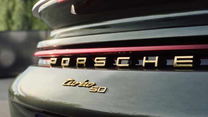 Porsche 911 Turbo получил юбилейную спецверсию 5