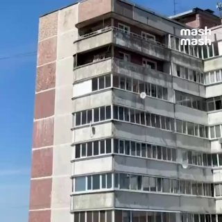Всушный беспилотник ударил в крышу жилого дома в Перми. Учеников ближайших школ эвакуировали в подвалы.По данным Mash, прилёт произошел в доме по улице Новосибирской. В нескольких квартирах вылетели оконные рамы. Местные слышат взрывы в Индустриальном райо