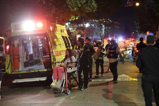 Минимум восемь человек пострадали при ударе по Тель-Авиву  Об этом сообщает израильский «12-й канал». По данным журналистов, один пострадавший находится в тяжелом состоянии, один в состоянии средней тяжести, у шестерых легкие травмы.  «9-й канал» пишет, чт