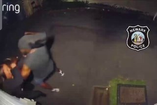 🇺🇸 Over 100 "teens" in #NewYork forced an entire mall to close last night after they began beating each other at "community night..." Teens were seen brawling in the cafeteria, punching and kicking each other, shoving kids into the street, and jumping on cars.Follow main channel -> LiveLeak Follow private channel -> LiveLeak Private