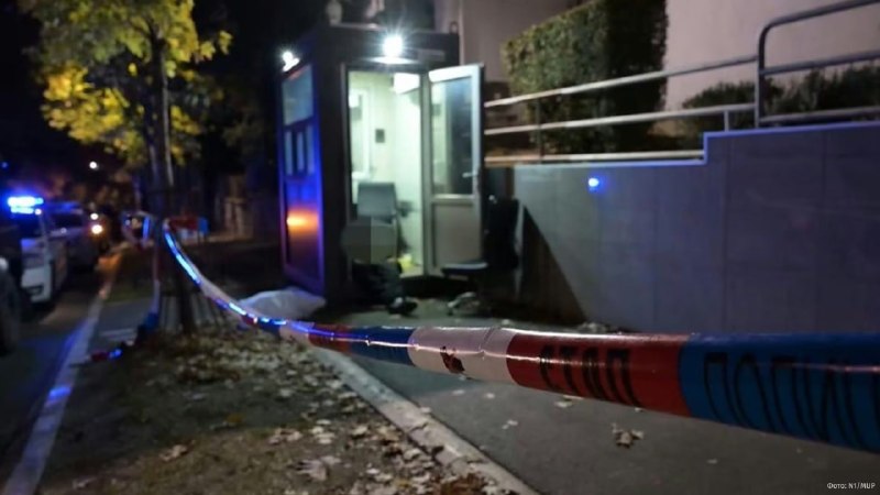 אלמוני עם שתי סכינים תקף שוטר ששמר על שגרירות ישראל בבלגרד הסרבית, כך דיווחו כלי תקשורת מקומיים. האירוע התר…