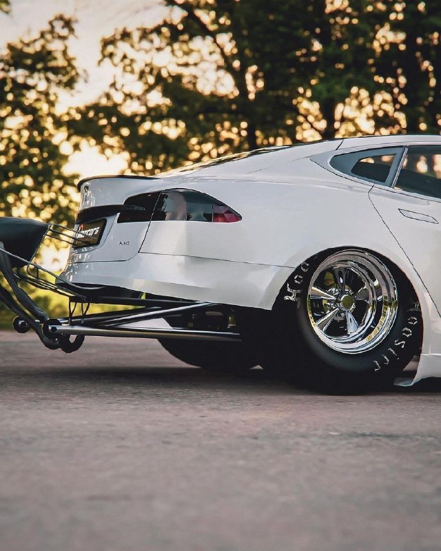 Tesla Model S с двумя моторами Hellcat 3