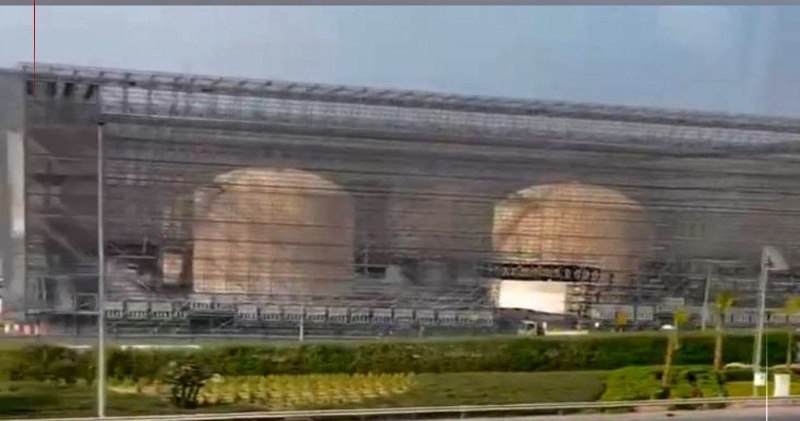 کانال خبری تحلیلی فتن: 🔴هراس امارات از حملات پهپادی امارات متحده عربی از ترس حملات پهپادی قفسهای فلزی عظیم اطراف مخازن ذخیره سوخت در ابوظبی کش