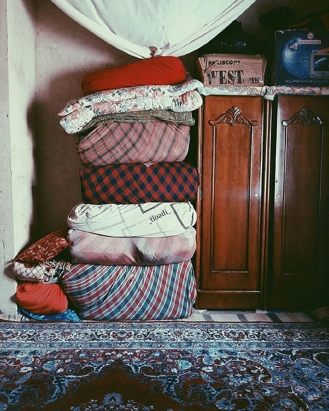 نوستالژی: ما کودکانی هستیم که بزرگ شدیمولی هنوز دل در دوران کودکی داریمدلمان هنوز جایی در گوشه‌ی این اتاق‌ها ماندهبین همین پتو و ل