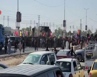 נוודים עיראקים קוברים את גופת המנהיג ההרוג בכביש 600