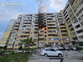 В результате атаки беспилотника на многоквартирный дом в Белгороде ранения получили по крайней мере четыре человека, в том числе трехлетняя девочка, информация о числе пострадавших уточняется, сообщает оперштаб.