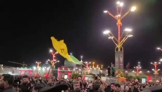 מתוך מקדש האימאם אניס אל-נופוס (עליו השלום), ממתינים אבלים להשלמת הליכים להתפלל על הגוף הטהור.