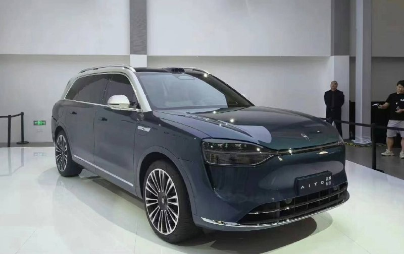 Живые фото нового внедорожника от Huawei — «убийца» Mercedes-Maybach GLS 2