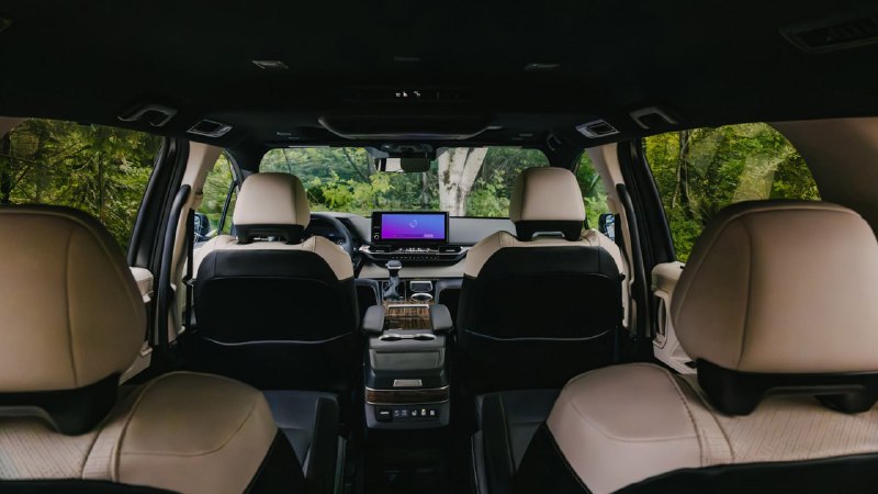 Toyota Sienna обновилась и подорожала 3