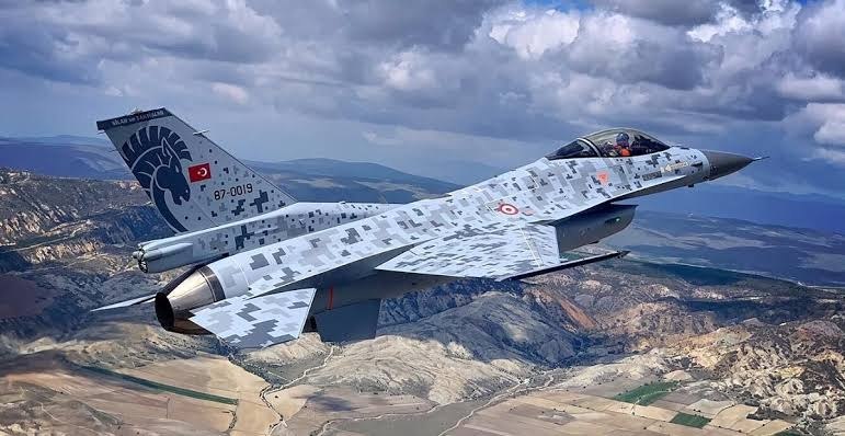 חיל האוויר הטורקי פורס כמה טייסות של מטוסי הקרב המשודרגים שלו F-16 בסמוך לגבולות סוריה.