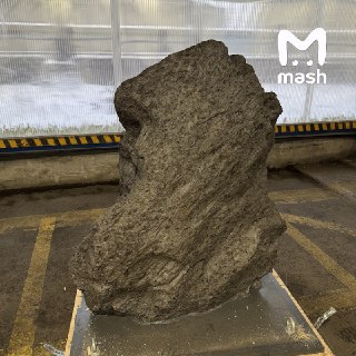 Метеорит весом 2,5 тонны пытались выдать за ландшафтный камень и вывезти из России в Великобританию.Фрагмент обнаружили таможенники при сканировании морского контейнера в порту Санкт-Петербурга — гигант был задекларирован как скульптура ландшафтного дизайн