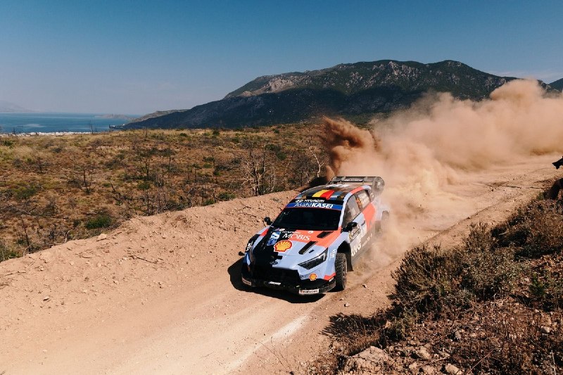 Прокол не прокатит: Невилль уверенно ведёт Acropolis Rally Greece после разгрома