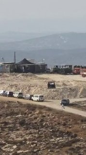 מספר רב של מתנחלים מגיע למאחז ההתיישבות החדש ב"הר תרוסה" ממערב לעיר דורה, דרומית לחברון, כאשר צבא הכיבוש מט…