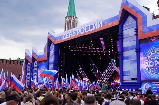 В Москве отменили концерт ко Дню России на Красной площади — Msk1Концерт на Красной площади в Москве в честь Дня России в этом году отменили, сообщает Msk1 без ссылок на источники. По данным журналистов, мероприятие перенесли в культурный центр «Моссовет» 
