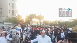 🇮🇱 קבלת פנים בעמנואל לעריק חרדי ששוחרר מהכלא הצבאי לאחר 13 ימים. העריק רוכב על סוס בראש השיירה לשירת ההמו…