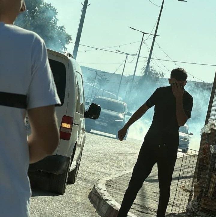 כוחות הכיבוש יורים פצצות גז מדמיע לעבר התושבים, במקביל להסתערות של מתנחלים על הכניסה לעיירה קבלאן שמדרום לשכם.