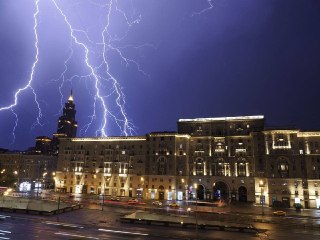 Жители Москвы делятся в соцсетях фоточками и видосиками эпичной грозы, которая сегодня гремела над городом.