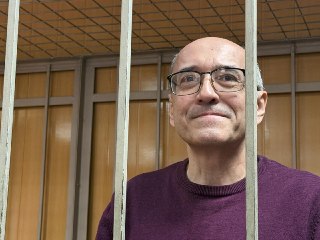 Историка русской кухни Павла Сюткина приговорили к шести годам колонии за пост про обстрелы Киева и убийства в БучеЗюзинский райсуд Москвы приговорил к шести годам колонии историка русской кухни, телеведущего Павла Сюткина. Его признали виновным в распрост