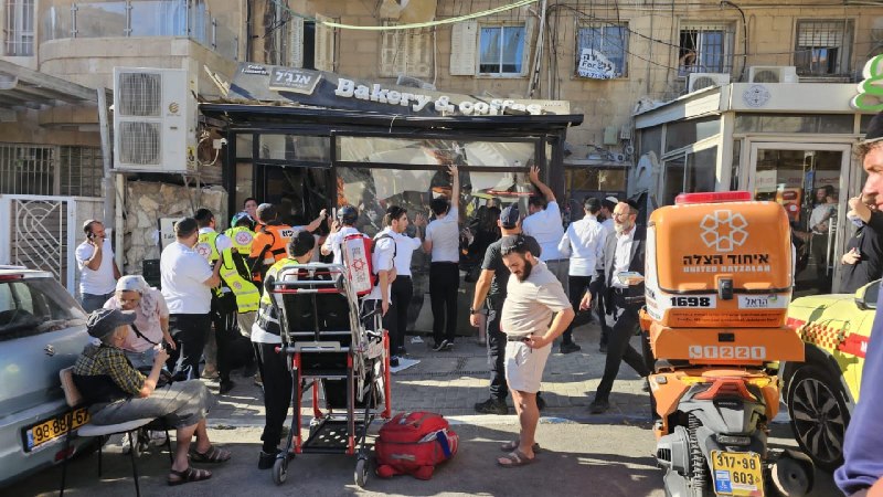 צוותי ההצלה מנסים לחלץ לפחות 5 שנלכדו בקריסת מבנה במאפיית אנג'ל בשכונת רחביה בירושלים