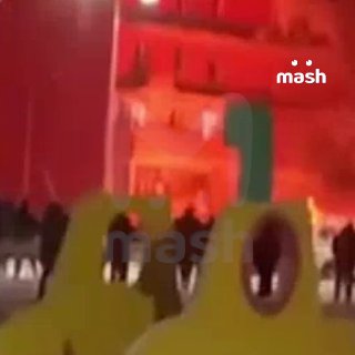 "Все окна повылетали со стеклом"Кадры пожара в пригороде Краснодара после удара украинского БПЛА. Местные говорят, что повреждены около десяти машин во дворе, пять автомобилей горят. Разрушены шесть балконов жилого дома, повреждены минимум 12 квартир. Люде