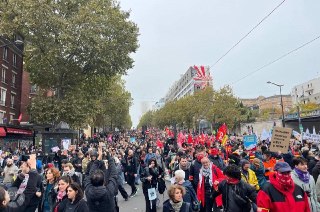 Во Франции началась новая волна протестов. Власти вывели на улицы 70 тысяч полицейских и жандармовВо Франции проходят новые акции против роста стоимости жизни и ухудшения работы общественных служб. Для обеспечения порядка власти задействовали 70 тысяч поли