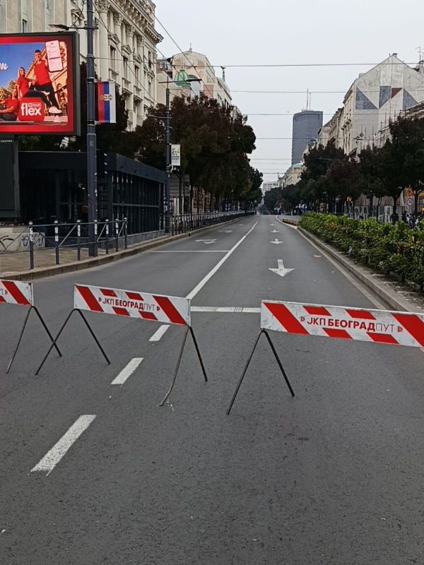 רחוב המלך מילאנו סגור לתנועה מצומת לונדון לטרזייה. הוצבו מחסומים ומחסומי מיגון, משטרת התנועה לא מאפשרת מעבר…