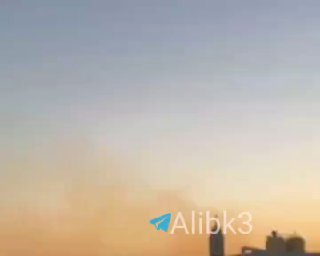 תמרות עשן עולות מבסיס אל-סאלם בכווית עקב נפילת טילים ומזל"טים איראניים.